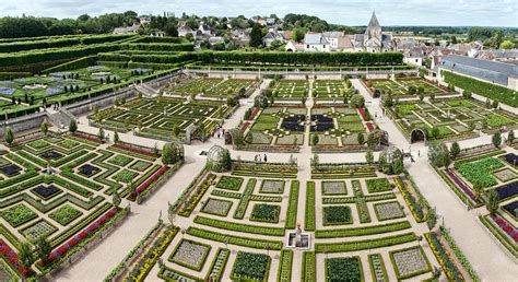 Les Jardins de la Renaissance: Kwitnące Uczty dla Duszy i Zmysłów!