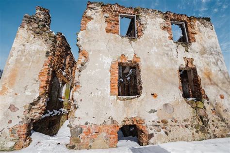 Rezydencja Zishi - Urokliwe Ruiny z Fascynującą Historią!