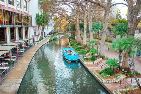 San Antonio River Walk: Płynąca historia i romantyczne zaułki!