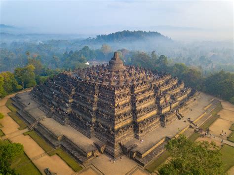  Borobudur: Zjawiskowy Monument i Magiczny Świt nad Górami