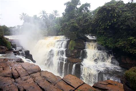  Gurara Falls:  A Majestic Spectacle Where Nature Unleashes its Untamed Beauty!